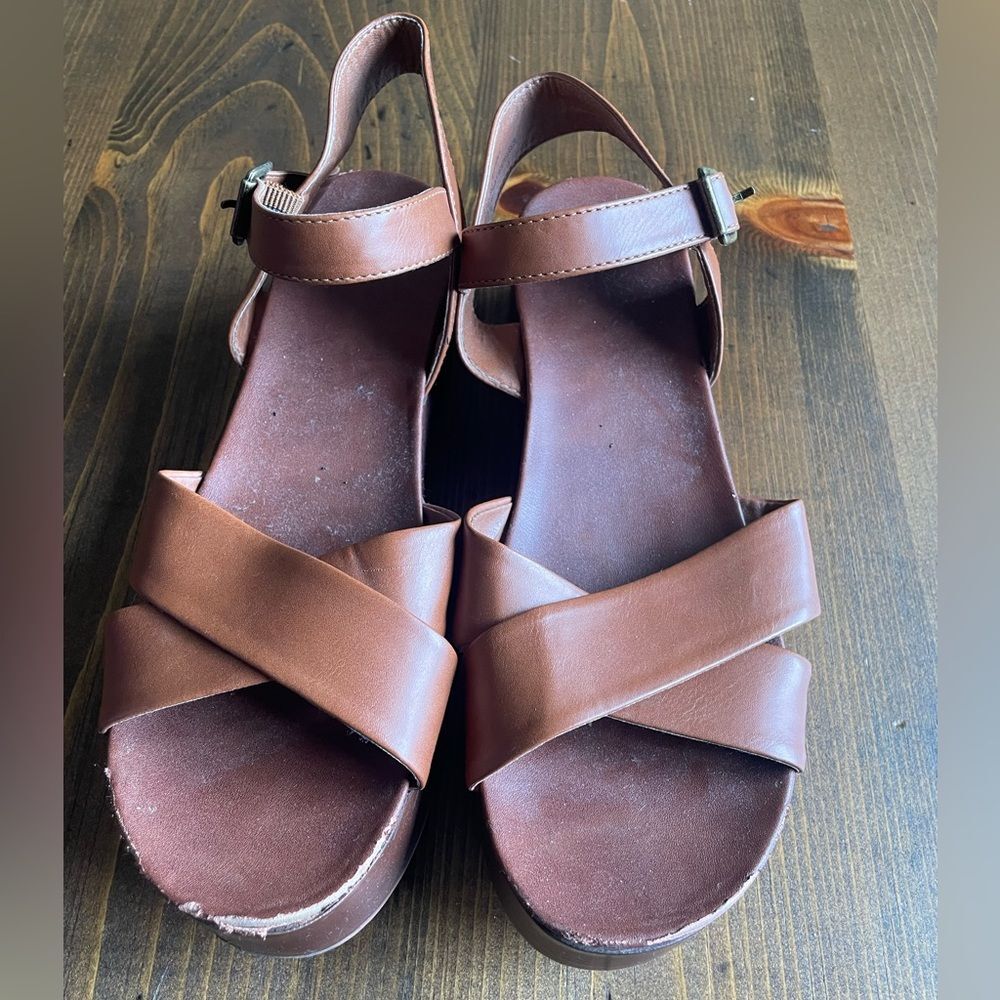 Universal thread sandals size 9.5